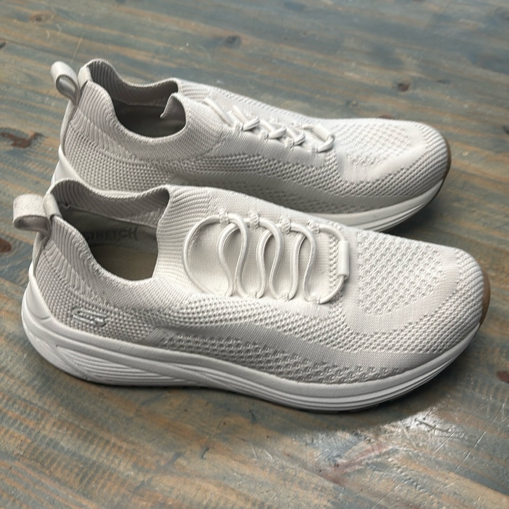 Women’s sketchers size 7